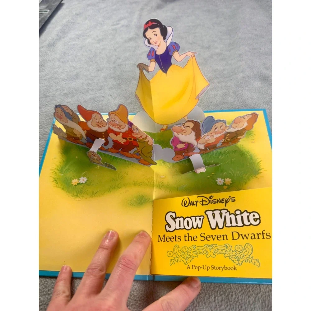 Walt Disney Snow White Meets the Seven Dwarfs Pop-Up Storybook Mouse Works 1990s